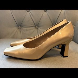Stuart Weitzman Gold pumps